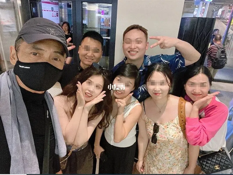 发哥（左一戴口罩者）被网友野生捕获，他不改亲民态度，和大家玩自拍。（互联网）