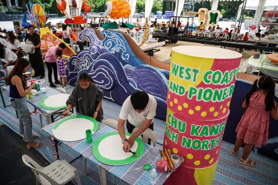 为了让更多民众有机会参与妆艺的筹备工作，从2024年11月开始，来自西南地区的居民参与为花车进行绘画、拼装部件和上色等工作。