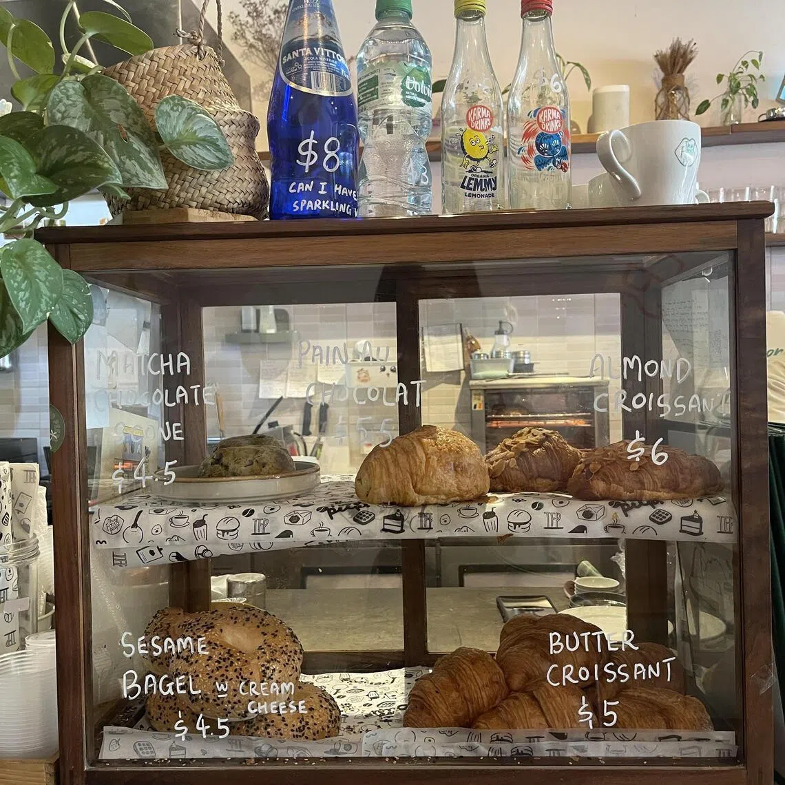 各式面包和贝果，香气诱人，尽显烘焙风味。（黄靖晶摄）