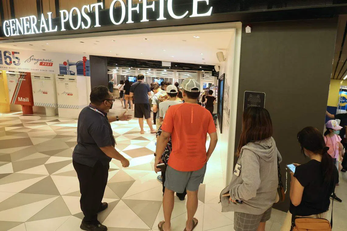 新邮政中心的邮局门口星期五（6月30日）早上出现购票人龙。（邬福梁摄）