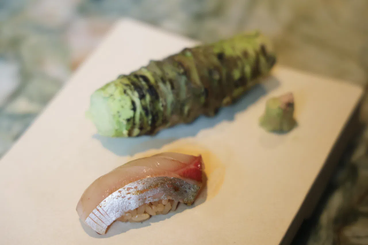 缟鲹池鱼也称竹荚鱼，该鱼味道清淡和山葵的辛辣互补，能让寿司风味更丰富。（蔡家增摄）