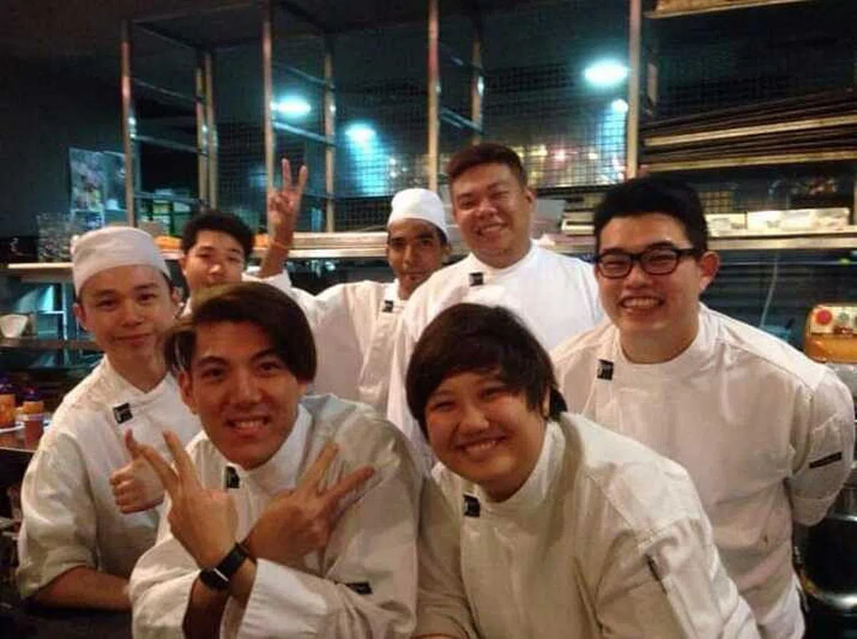 邓丹平（前排右一）之前是咖啡馆的主厨。（受访者提供） 