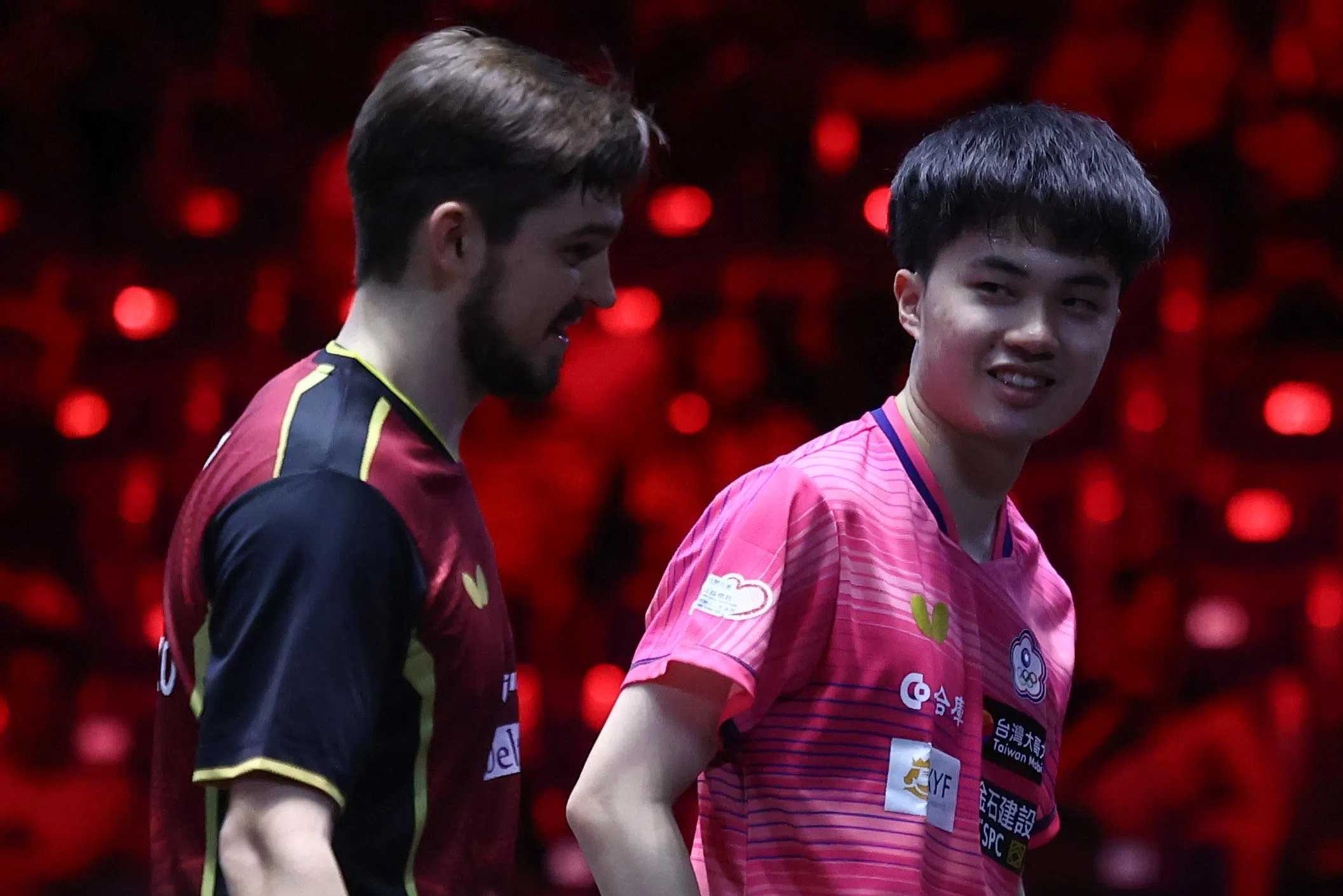 台湾头号男单选手林昀儒（右）在男单首轮战胜近期状态火热的哈萨克斯坦头号男单格拉斯门科（左）。（陈渊庄摄）