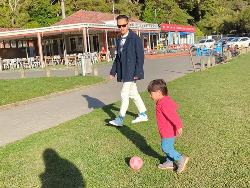 熊明恩放弃了原本稳定、收入优厚的工作，赴新西兰深造，妻子和年幼的儿子也一同前往。（图/受访者提供）