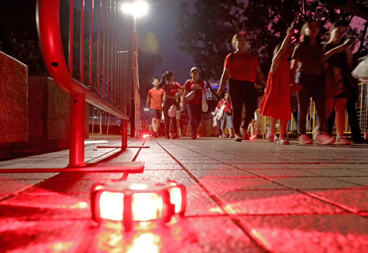 警方将首次在政府大厦地铁站周围的出入口处放置多个红色警示灯，在夜晚为公众指路。（何炳耀摄）