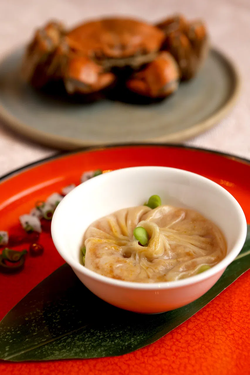 中餐馆李白的大闸蟹粉小笼包，受年轻食客喜欢。（龙国雄摄）