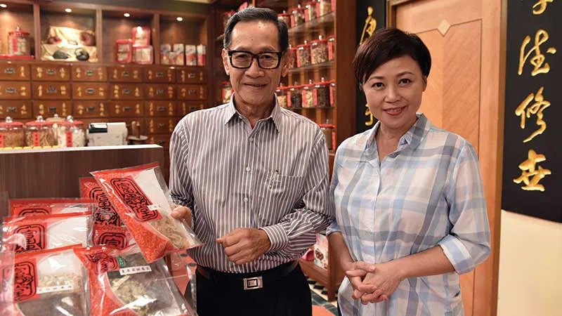 张为（左）与向云在《富贵平安》结戏缘。（档案照片）