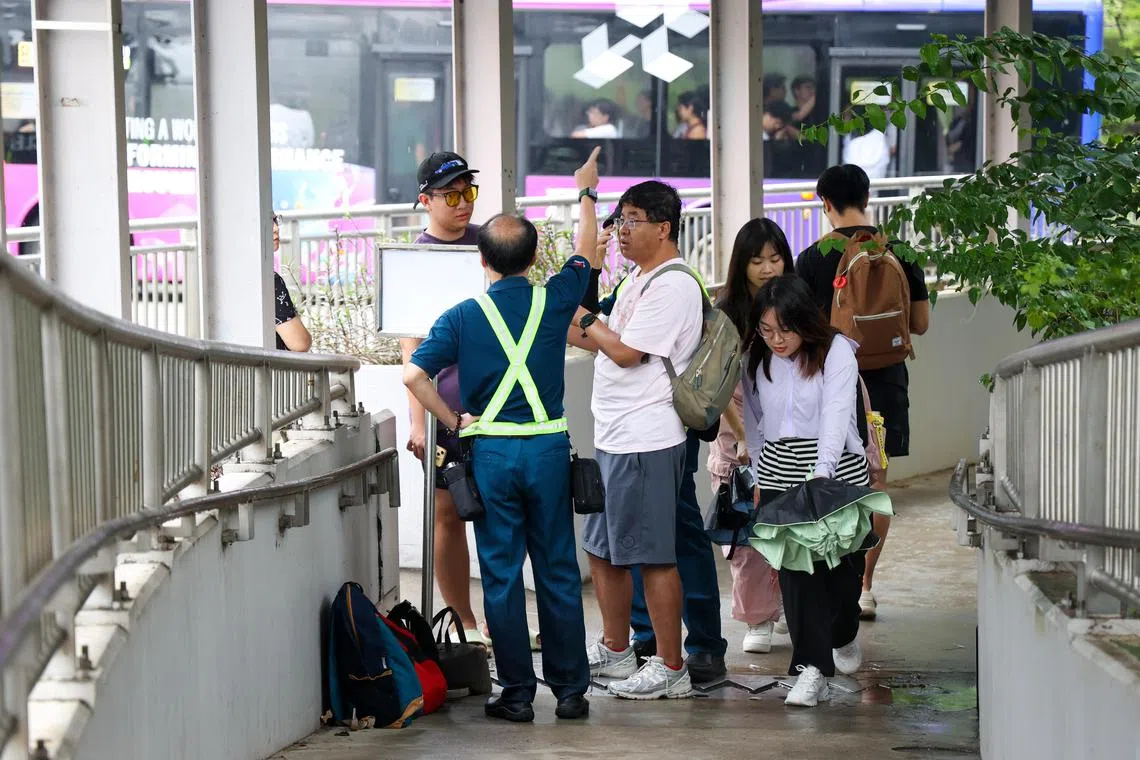8月14日下午，国大大学城主办大型学生活动，校方在大学城与肯特岗主校园相连接的桥上增派人手，劝阻游客从肯特岗校园步行前往大学城。（吴先邦摄）