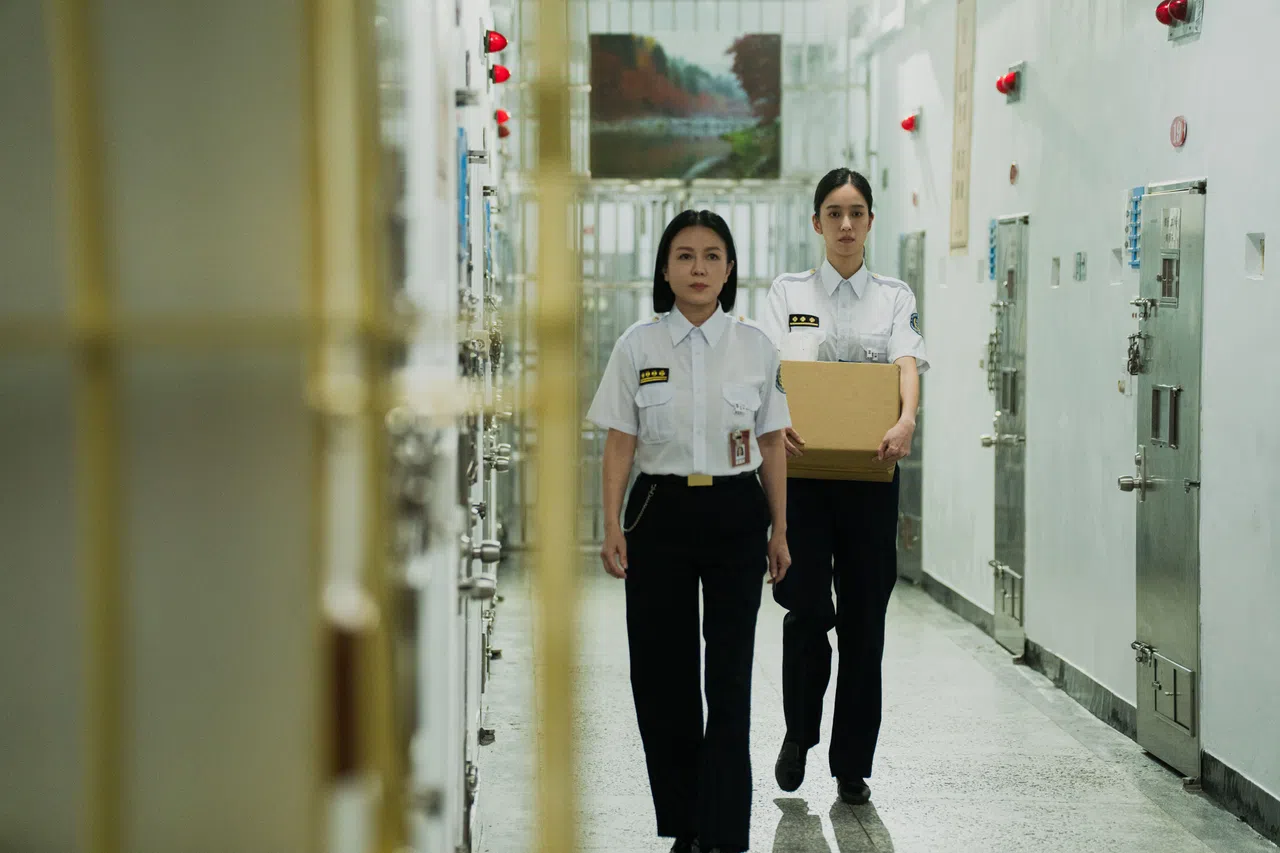 苗可丽（左）和陈庭妮饰演监狱官。（嘉华院线提供）