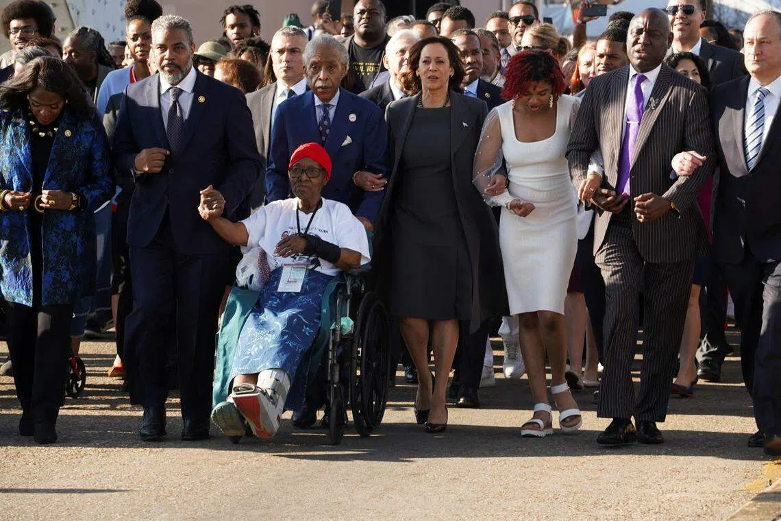 3月3日，美国副总统哈里斯（右四）参加在塞尔玛埃德蒙·佩特斯大桥的“血腥星期日”游行。（路透社）
