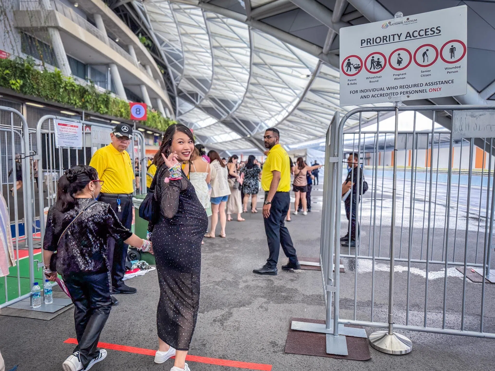 Amanda怀孕八个月但不想错过泰勒丝演唱会，当她知道体育城有数个为孕妇和其他有特别需求的人士安排的安检通道时，就决定和同行的家人一起利用体育城的特需安检通道，以避开长长的安检人龙。（新加坡体育城提供）