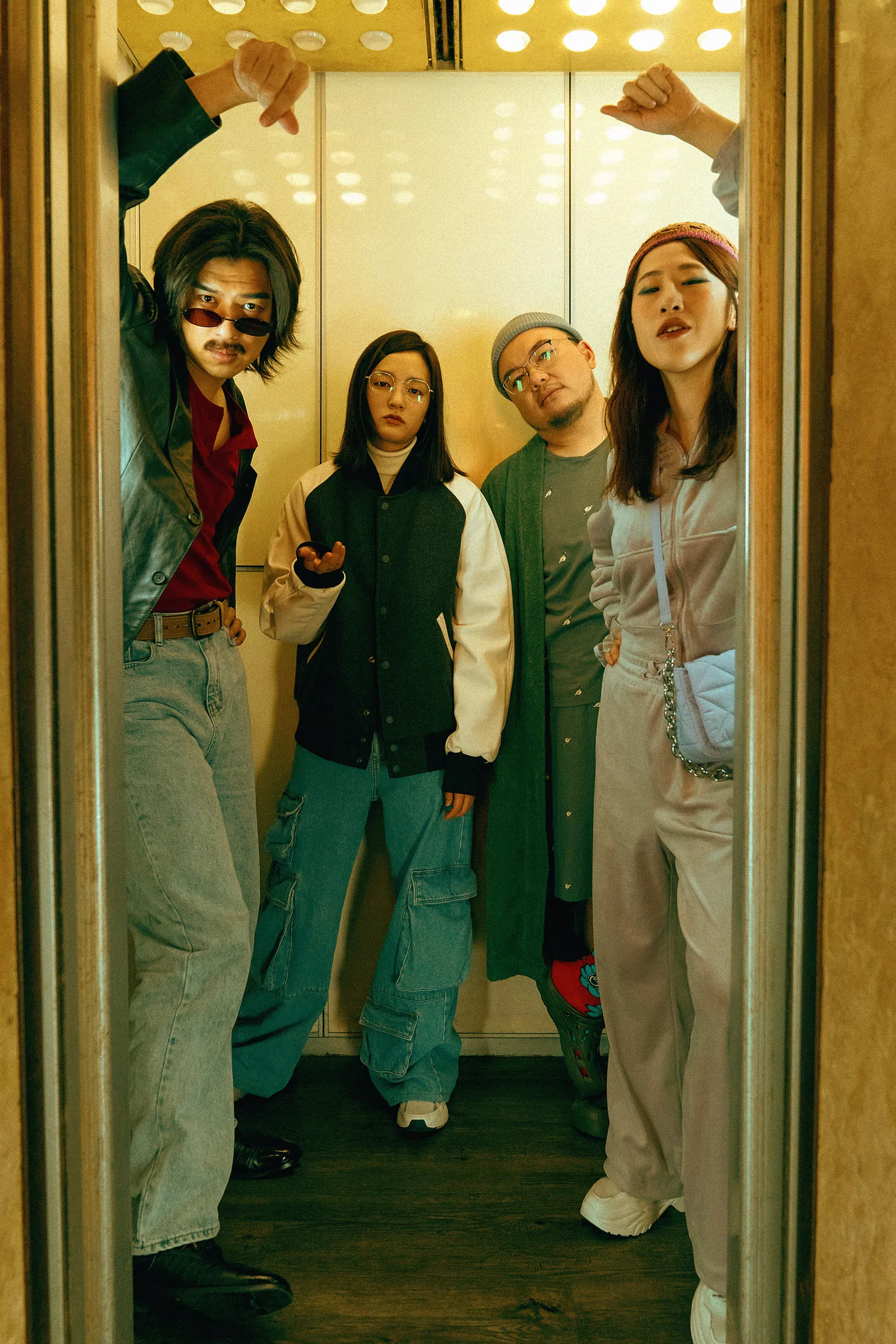 陈柏霖（左起）、王净、“瘦瘦”曾威豪、百白和张榕容（不在图内）在片中号称“旺来五人帮”。（索尼影视娱乐提供）