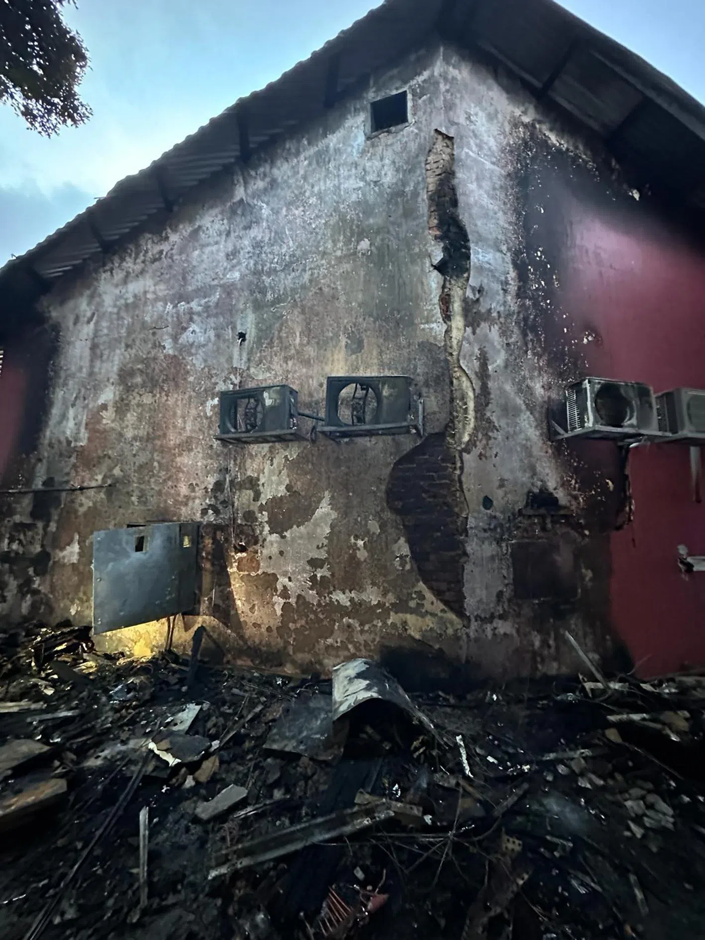 火势发生在建筑后方，不仅外墙和冷气系统受损，浓烟和火焰熏黑屋顶，一楼的电子设备也受损。（厨尊提供）