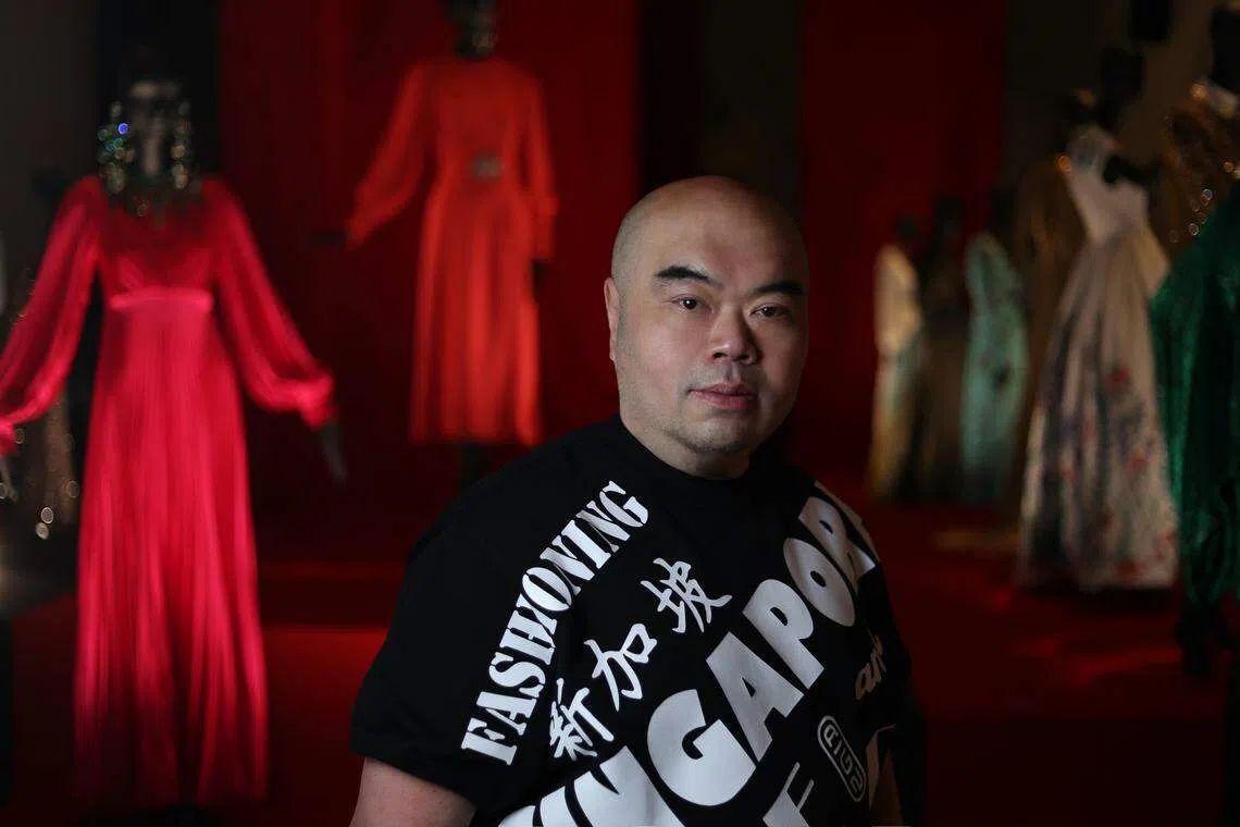 鄞昌涛希望服装展的作品能激发和教育有意愿在时尚界发展的新加坡学生，这是他回馈国家的方式。（龙国雄摄）