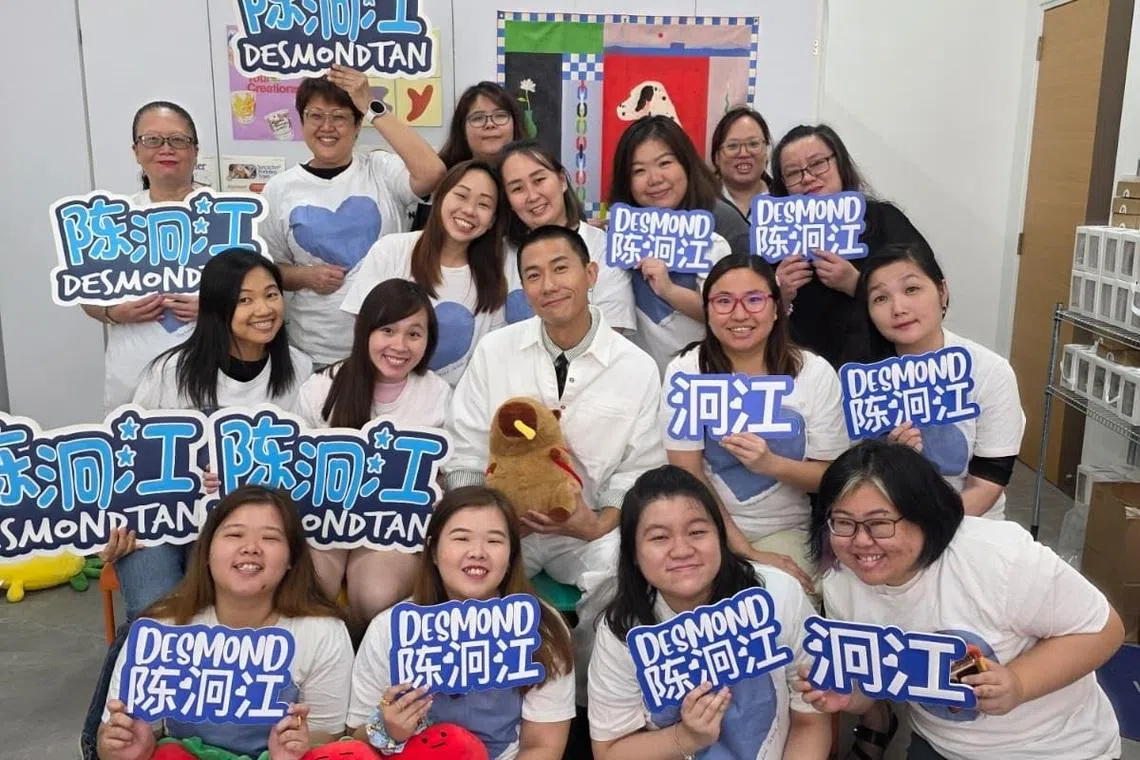 陈泂江（第二排中）上周末与粉丝相聚，一起参加玻璃贴花工作坊。（新艺经纪提供）