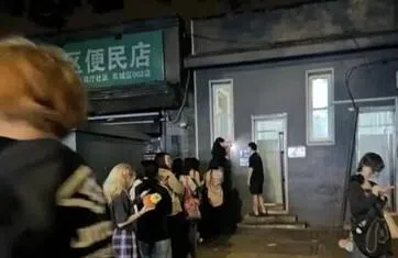 有粉丝在公厕外排队打卡阿信的合照点。（取自微博）