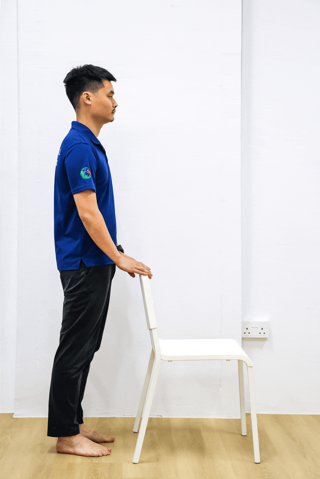 踮脚尖，觉得吃力可扶着椅子练习。（陈斌勤摄）