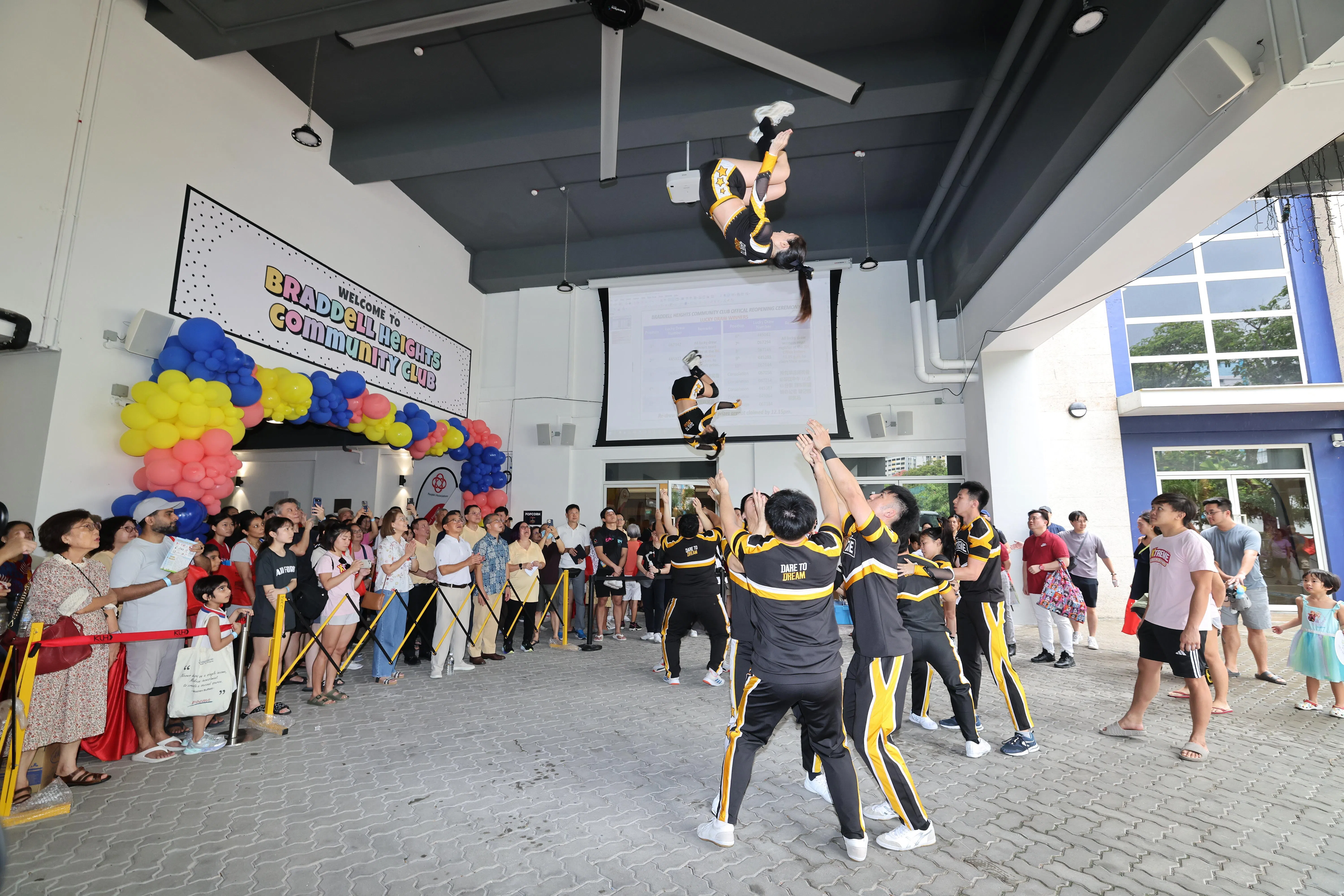 啦啦队兴趣小组在俱乐部开幕时表演。（唐家鸿摄）