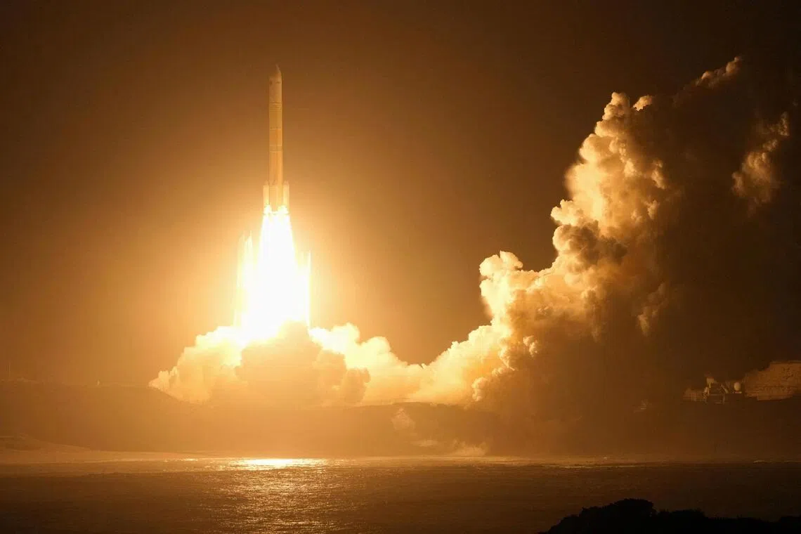 日本火星卫星探测器发射成功 将首次采集样本带回地球
