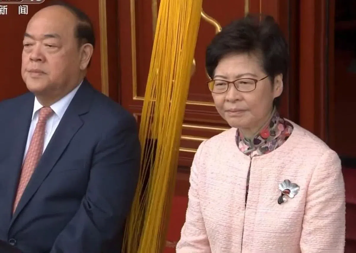 香港和澳门两特区行政长官林郑月娥（右）和贺一诚（左）出席了在天安门广场举行的中共党庆大会。（央视Youtube视频截图）