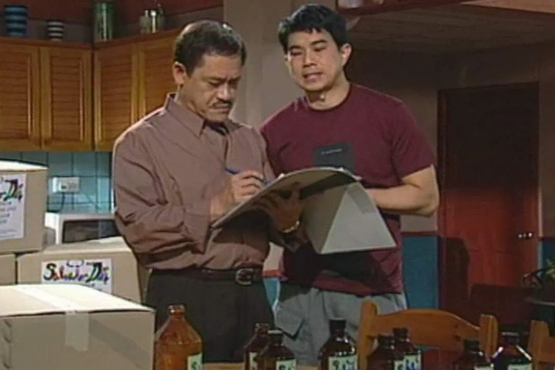 吴耀汉（左）曾参演本地英语剧《同在屋檐下》。（互联网）