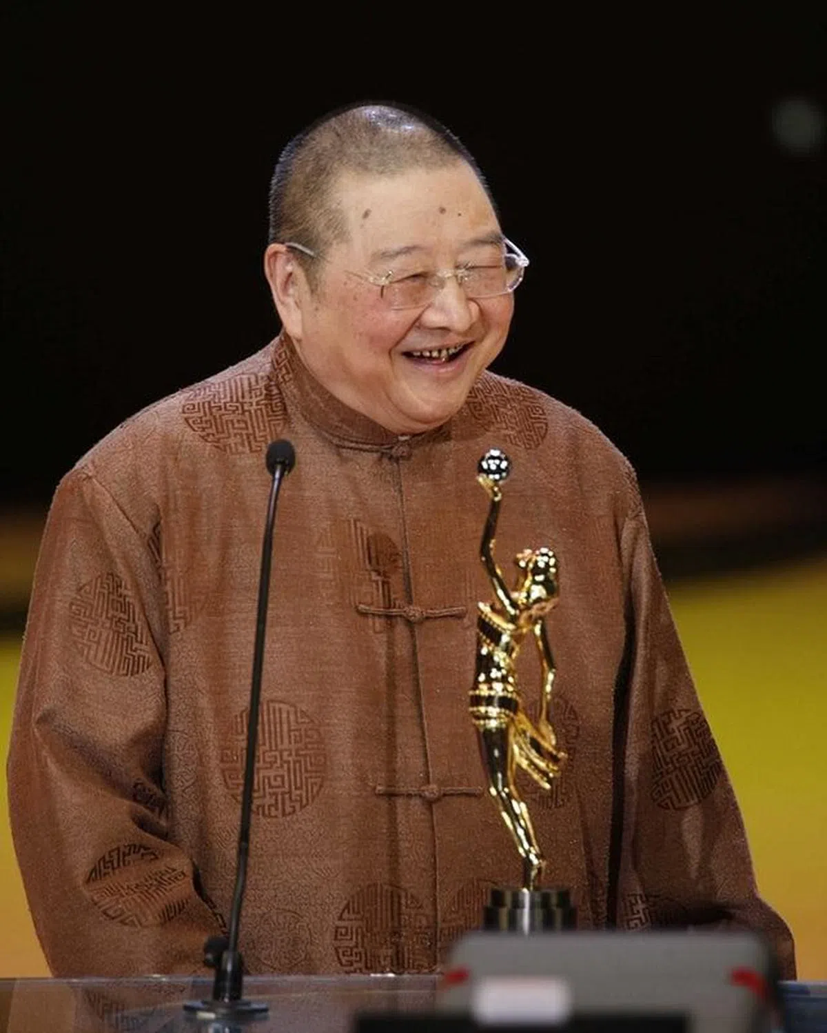 倪匡2012年获颁香港金像奖终身成就奖。（互联网）