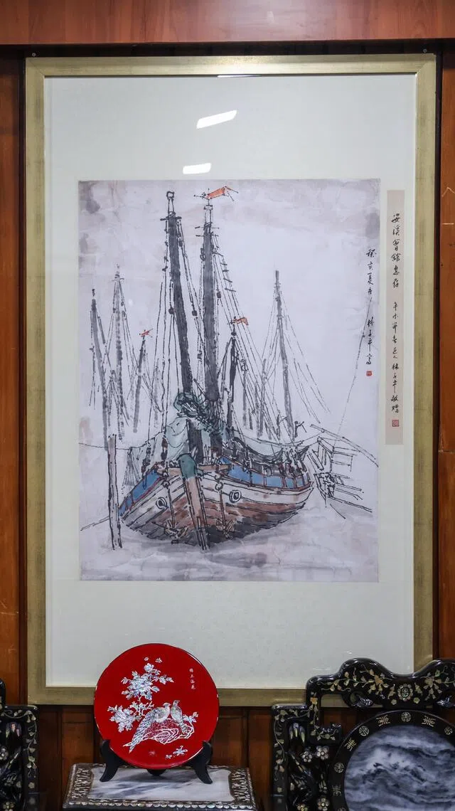 林子平的《木帆渔船》绘于1983年，1991年赠予安溪会馆，但直至2022年才重见天日。（白艳琳摄）