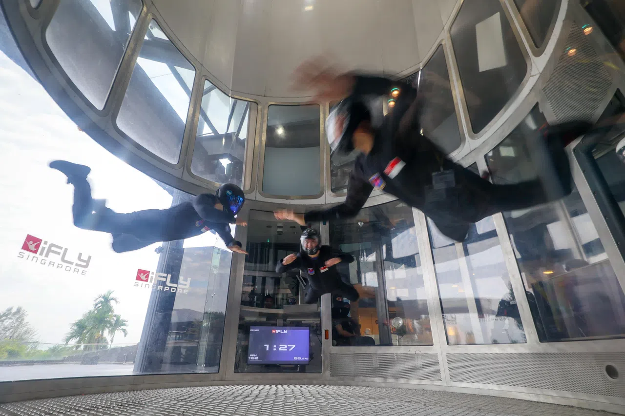 红狮在风洞中训练时，互相配合摆出不同队形。（张俊杰摄）