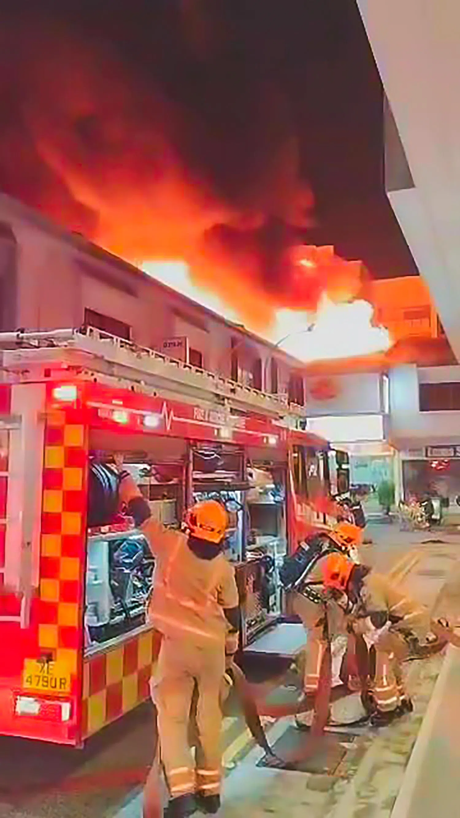 火患现场有至少七辆消防车。（读者提供）