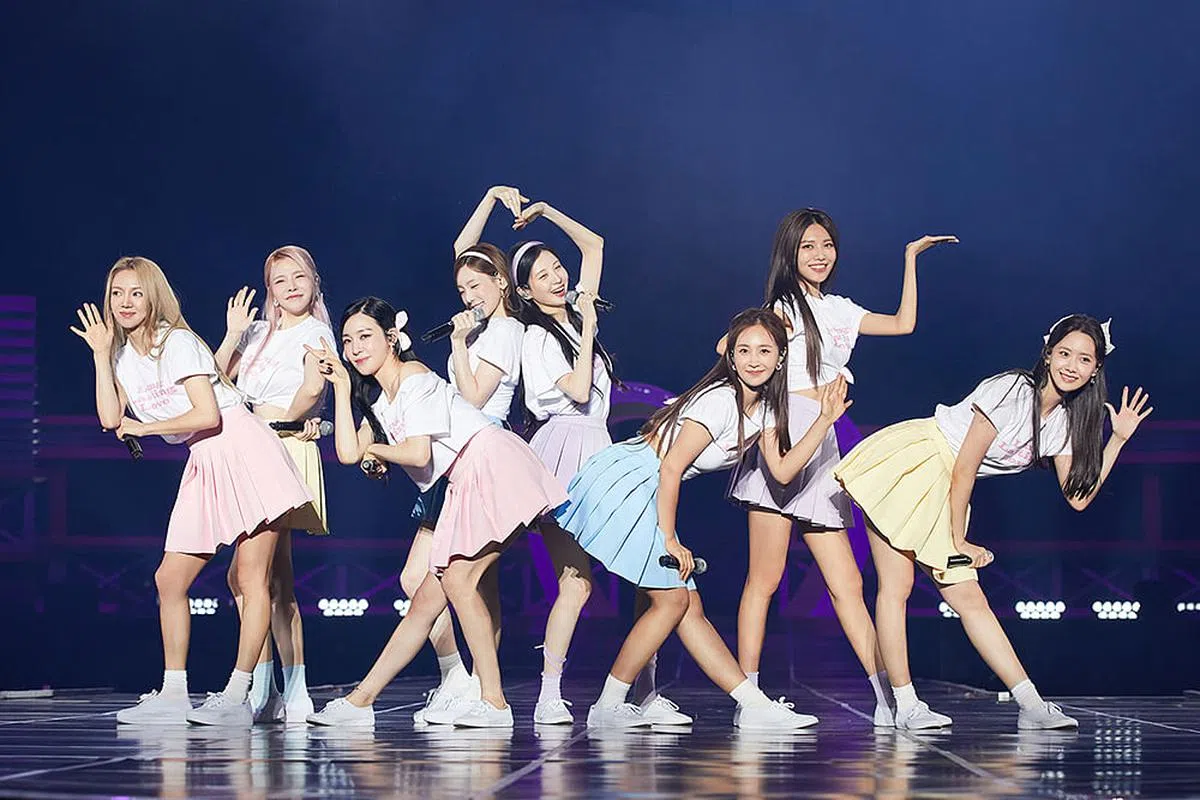 允儿（右1）成为“限定版队长”。（图/面簿）