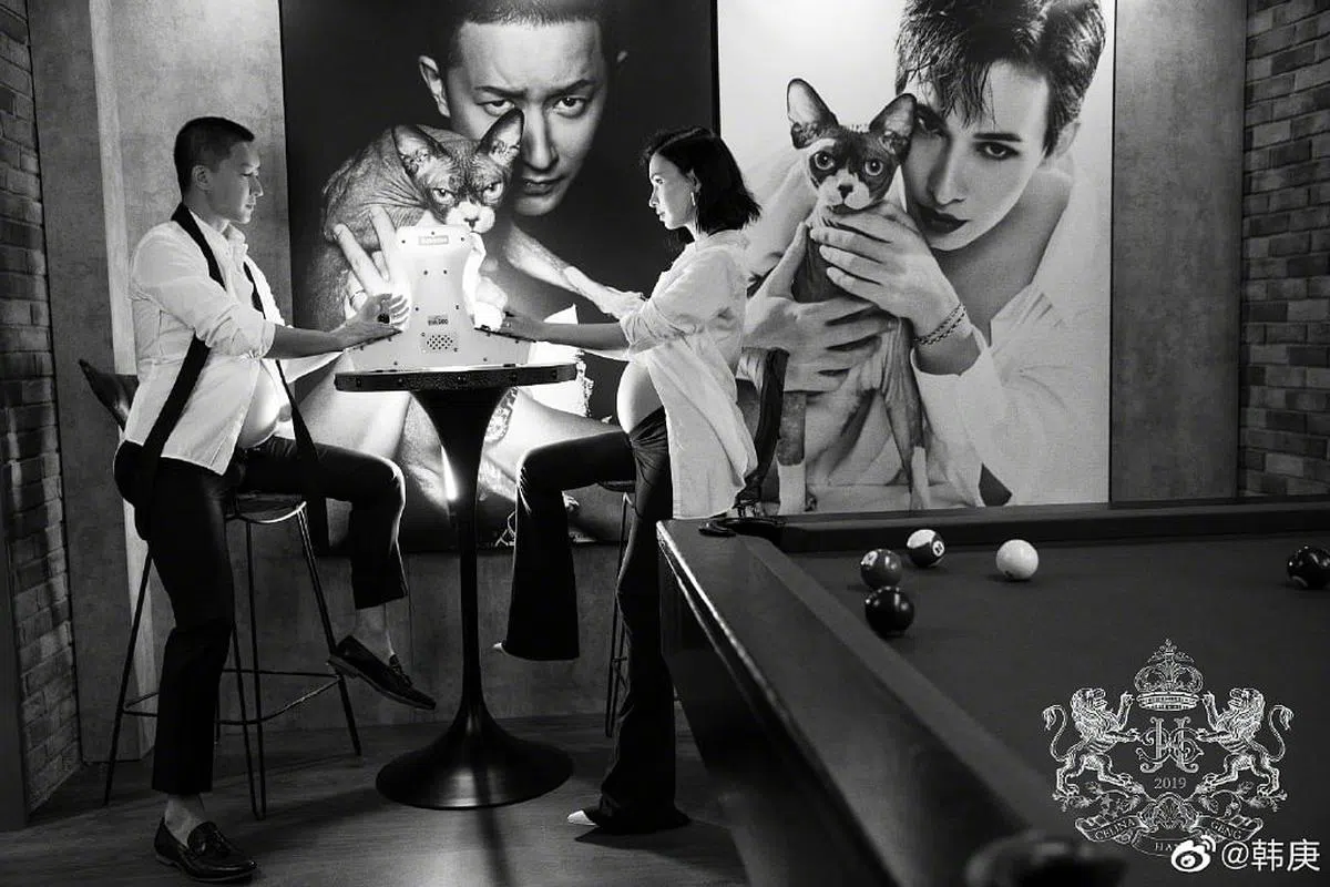 韩庚和卢靖姗在微博公开“孕肚照”。（图/微博）