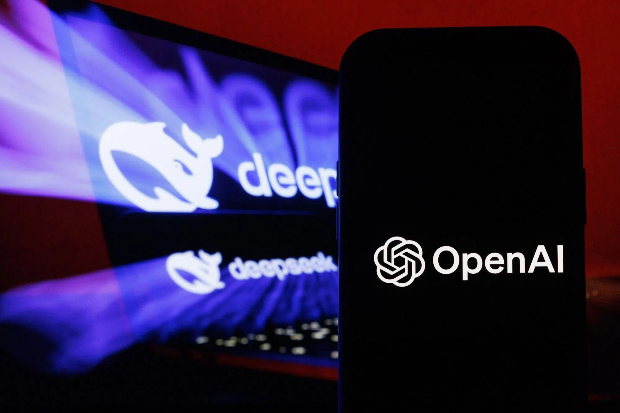据知情人士透露，微软公司和OpenAI正在调查OpenAI技术输出的数据，是否被中国人工智能初创公司DeepSeek及有关联的组织未经授权获取。（彭博社）