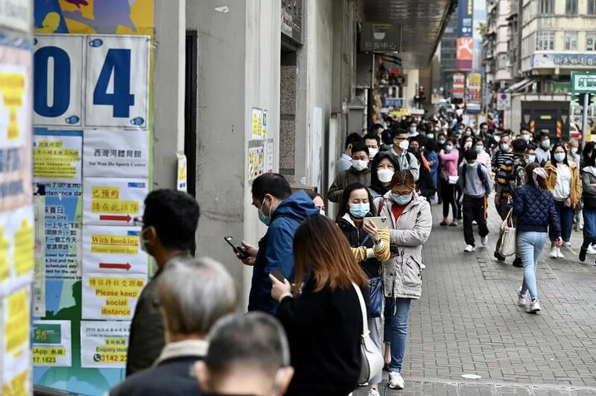 袁国勇强调，个案“清零”不是目的，要持续抗疫唯有接种疫苗，迫使病毒减弱毒性“变伤风”，才能与病毒共存。图为香港民众上周五（21日）在西湾河体育馆的疫苗接种中心排队接种疫苗。（中新社）