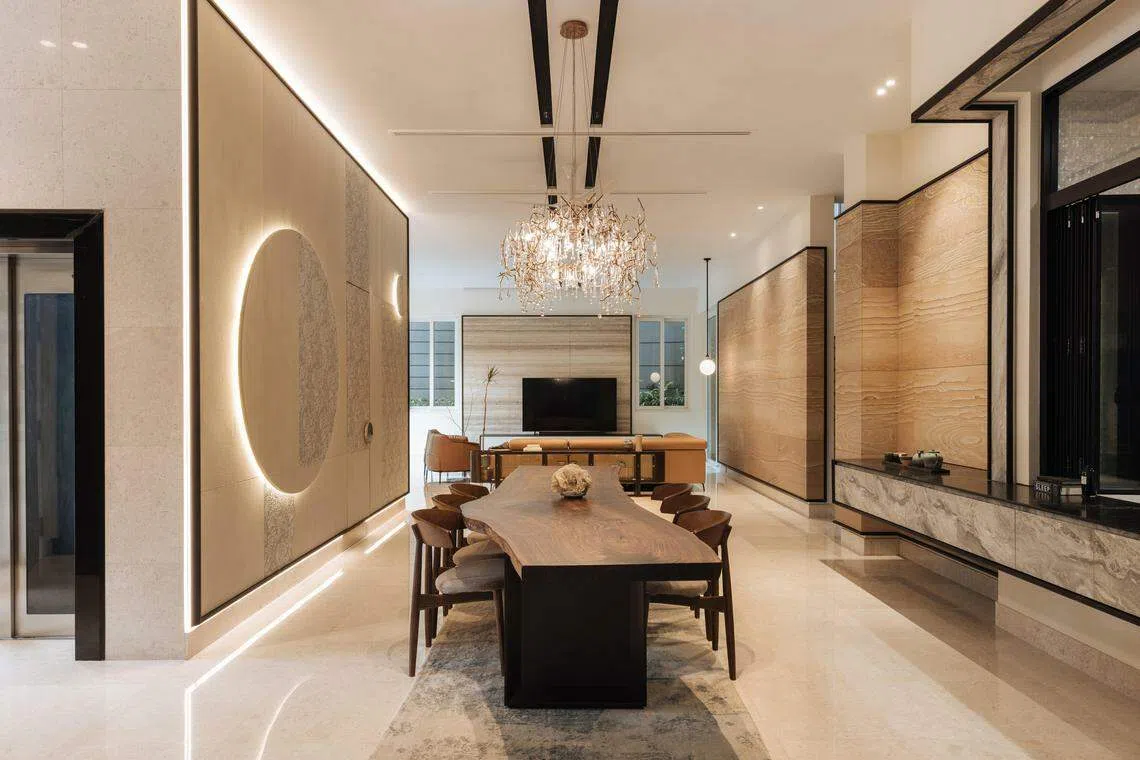 两条黑色灯槽与地上的长毯，从客厅延伸到用餐区，联系起两个空间。（Metre Architects）