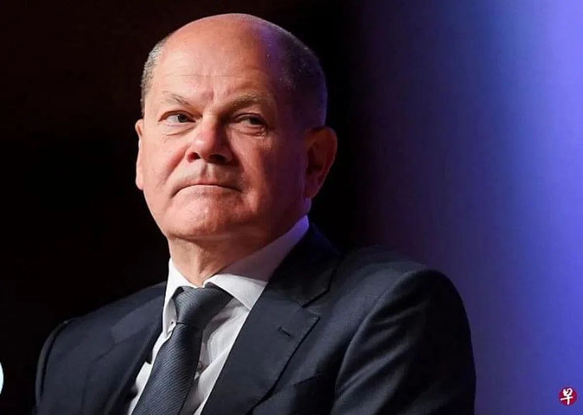 谈到欧盟就新疆人权问题对华实施制裁时，朔尔茨说：“我们不能因为我们与某个国家有很多生意往来就无视此问题，不能因为它现在和将来都会是一个强大国家，我们就保持沉默。”（路透社）