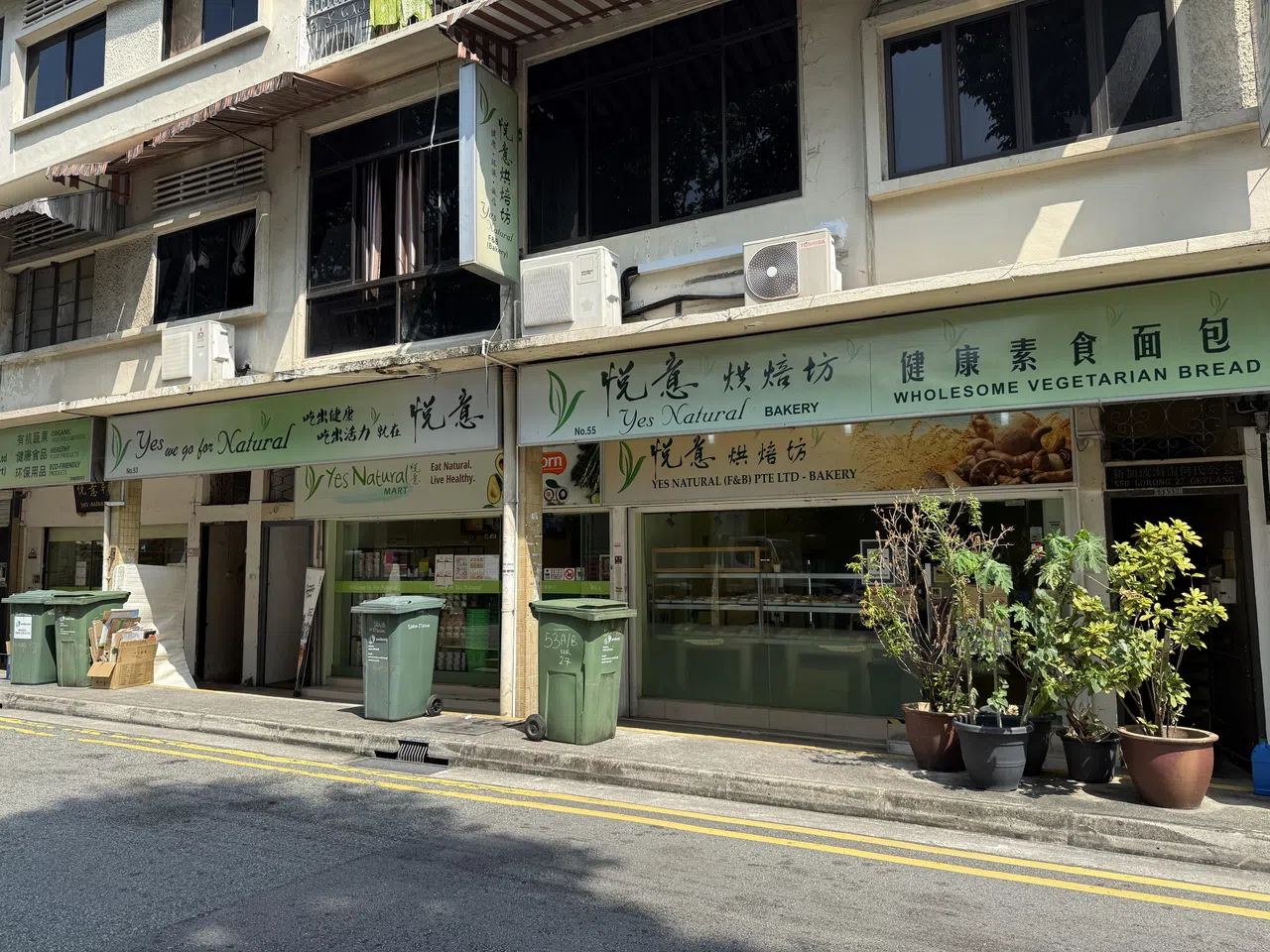 从阿裕尼地铁站步行不到五分钟，就会看到素食和健康食品专卖店Yes Natural。（陈映蓁摄）