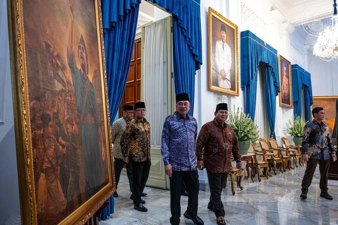 马来西亚首相（前排左）与印尼总统普拉博沃（前排右）在短暂会晤中讨论了多项议题，包括中东局势及马印双边合作。（取自安华脸书）