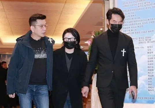 陶晶莹（中）和老公李李仁（右）现身灵堂。（互联网）