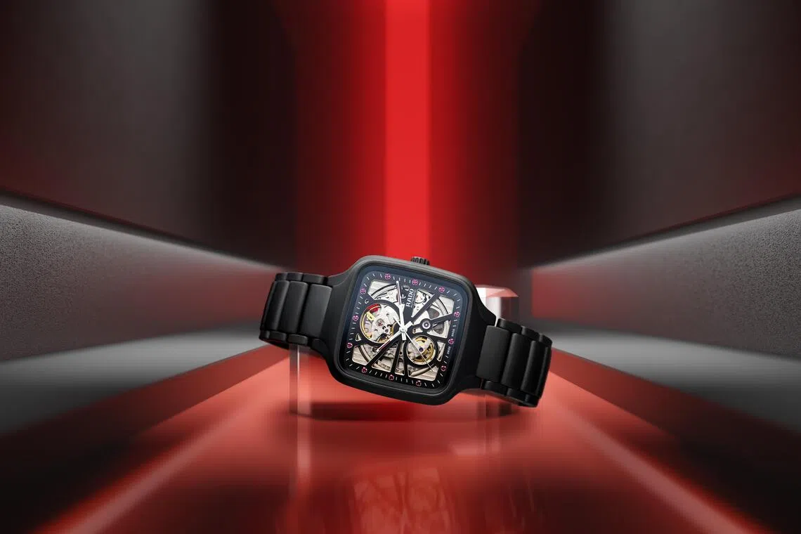 红色夜光涂层镀铑指针，在暗处闪烁微光，象征活力与守护。（雷达表提供）