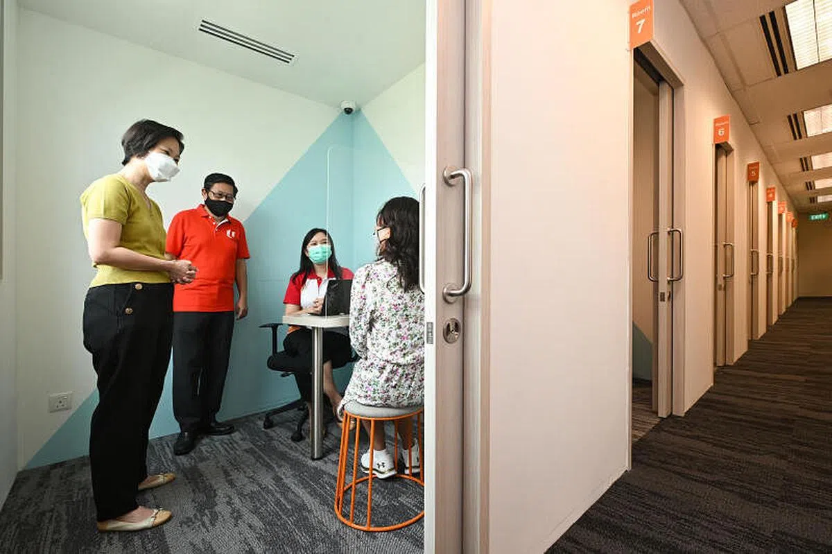 人力部兼教育部政务部长颜晓芳（左一）与家庭佣工中心主席杨木光（左二），参观在淡滨尼设立的全岛第二家联系中心。（海峡时报）