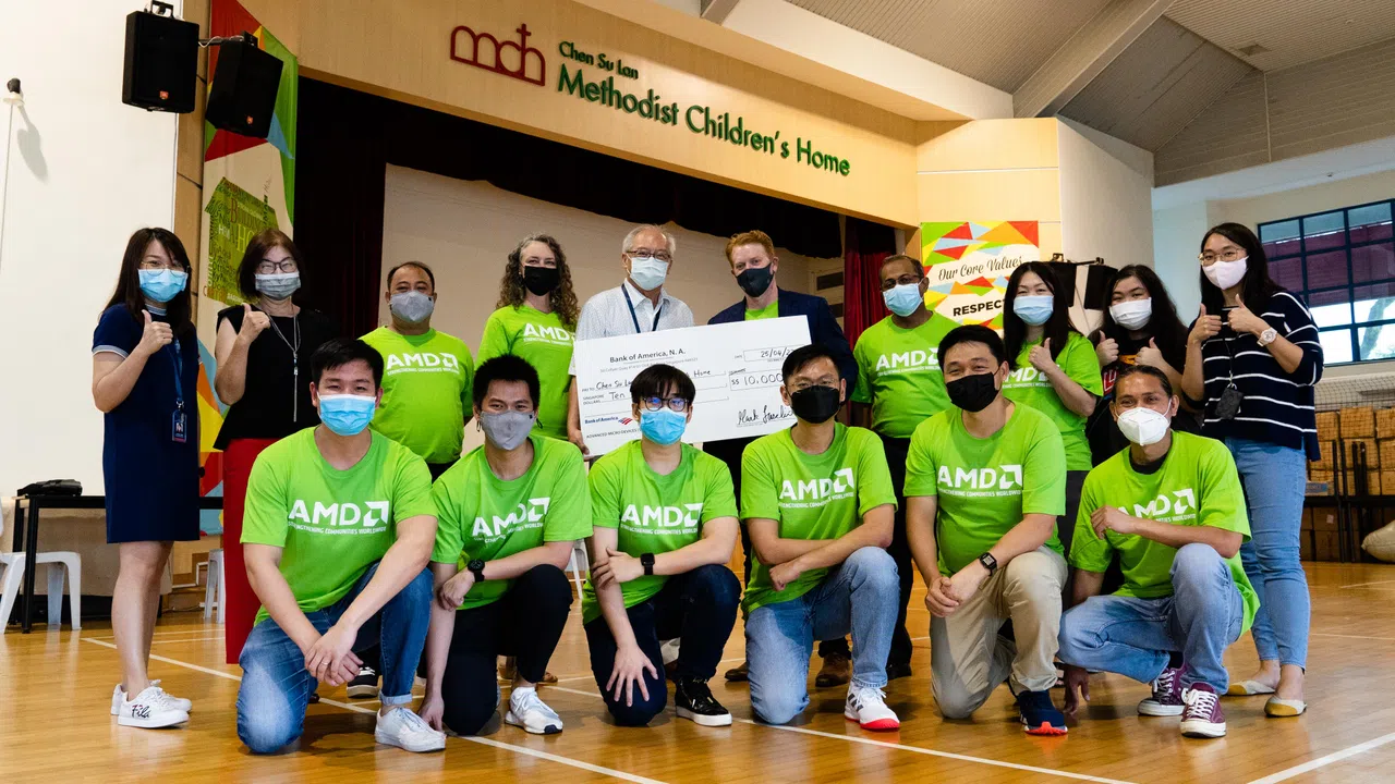 郭增辉（前排右二）跟陈树南卫理公会儿童之家合作，帮他们打造电脑课室。（受访者提供）