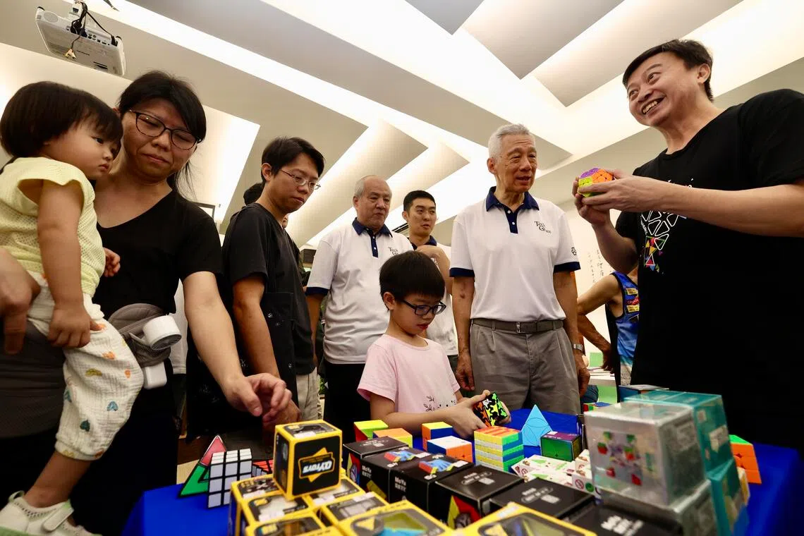 约有1200名宏茂桥居民星期天（11月30日）来到翻新后的民众联络所参与社区活动。李资政（右二）也参观了新设立的智力游戏兴趣小组活动室。（邝启聪摄）