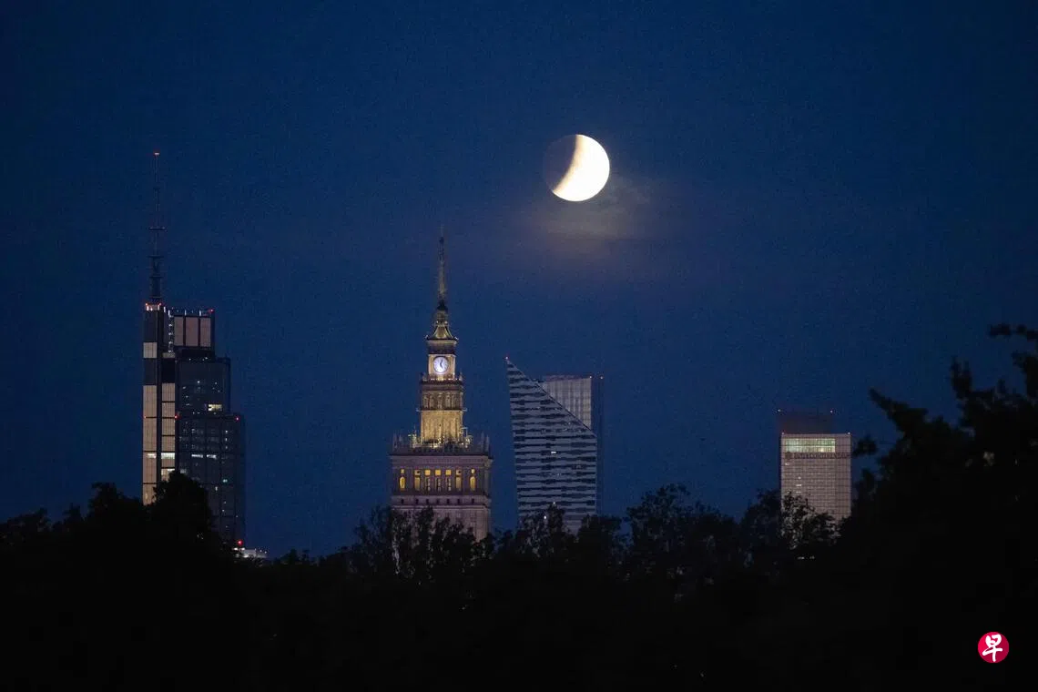 “鲟鱼月”遇上月偏食 华沙夜空现天文奇观