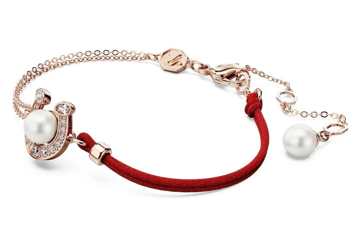 半玫瑰金半红绳的蹄铁手链。（Swarovski图片）