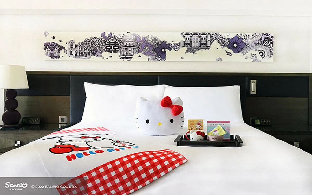 享受主题度宅假，把可爱吉蒂猫产品带回家。（图／新加坡费尔蒙酒店提供）