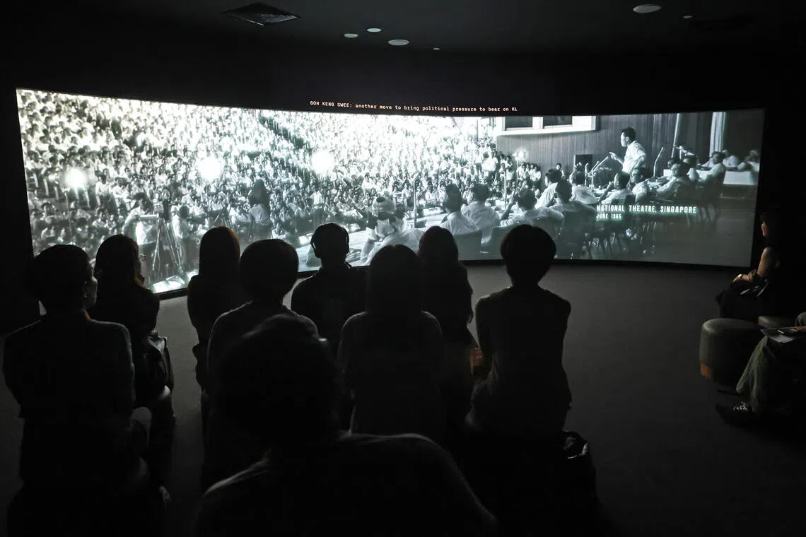 历史见证厅”（ROOM）是“《信天翁档案》：解密独立史”展览的放映区，通过纪录剧情片等沉浸式叙事手法，结合档案影像、口述历史与重演片段，让访客更细腻地了解新马分家过程，以及关键人物所做的抉择。（陈渊庄摄）