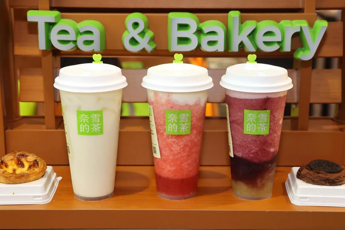 奈雪的茶的明星产品包括焦糖可颂蛋挞（左起）、香水茉莉初雪鲜奶茶、霸气香水芝士草莓、霸气香水葡萄和奥利奥脆弱蛋挞。（邬福梁摄）