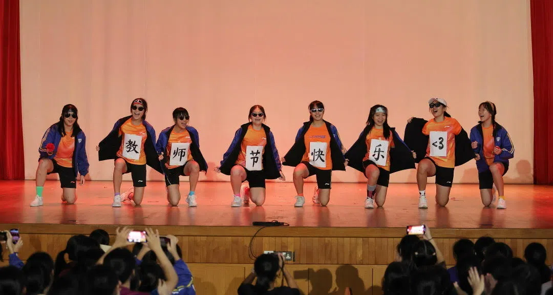 羽毛球队中四学生带来精彩的演出。（南洋女中提供）