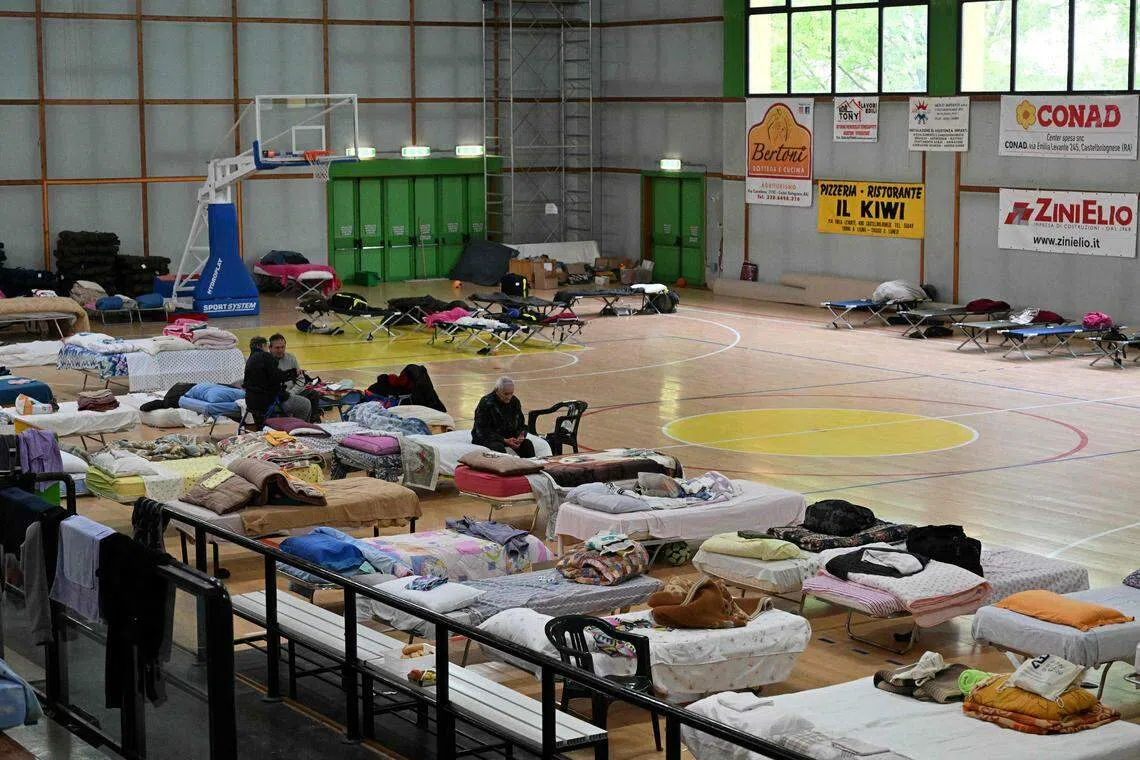 地方当局将灾民撤离到一处体育馆避难。（法新社）