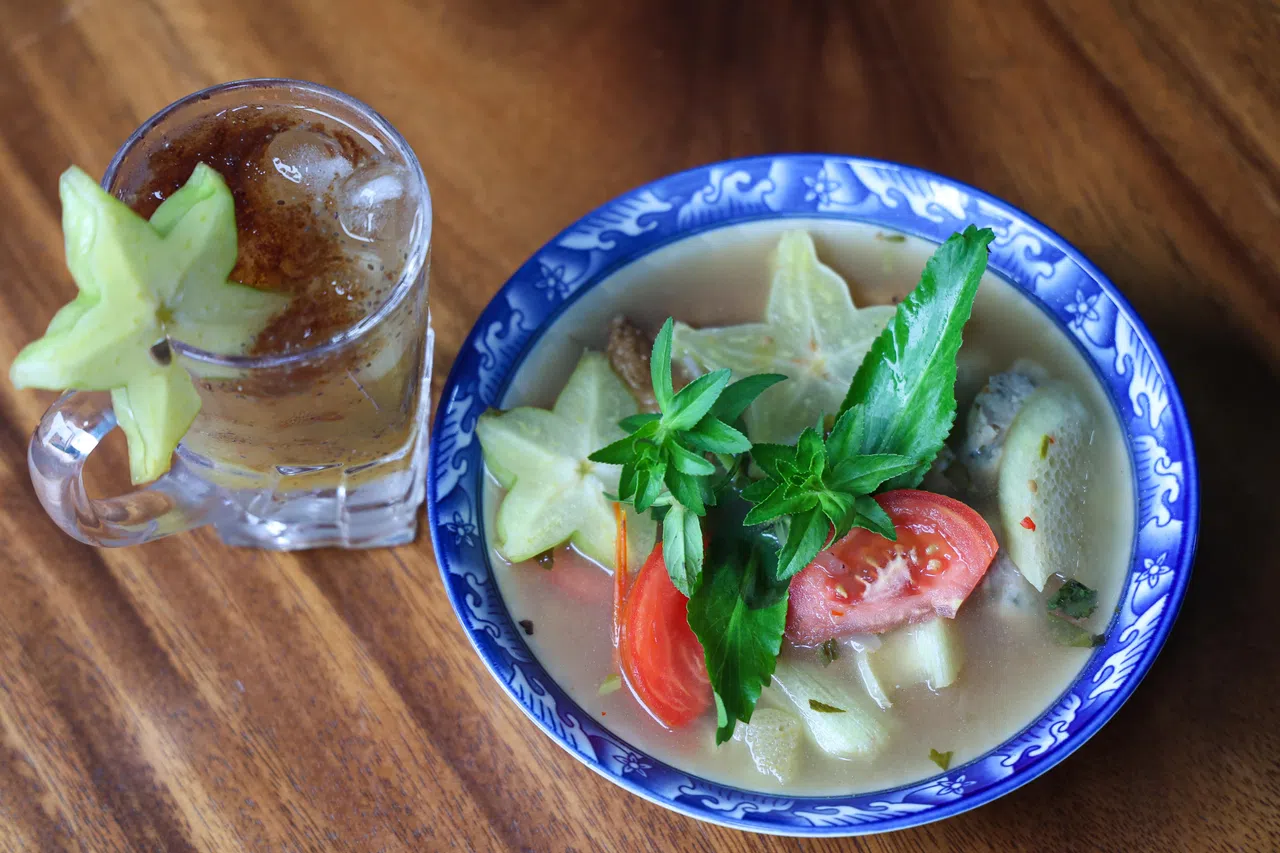 Hue以杨桃入菜，烹煮出清甜美味的杨桃鱼圆酸汤。（林明顺摄）